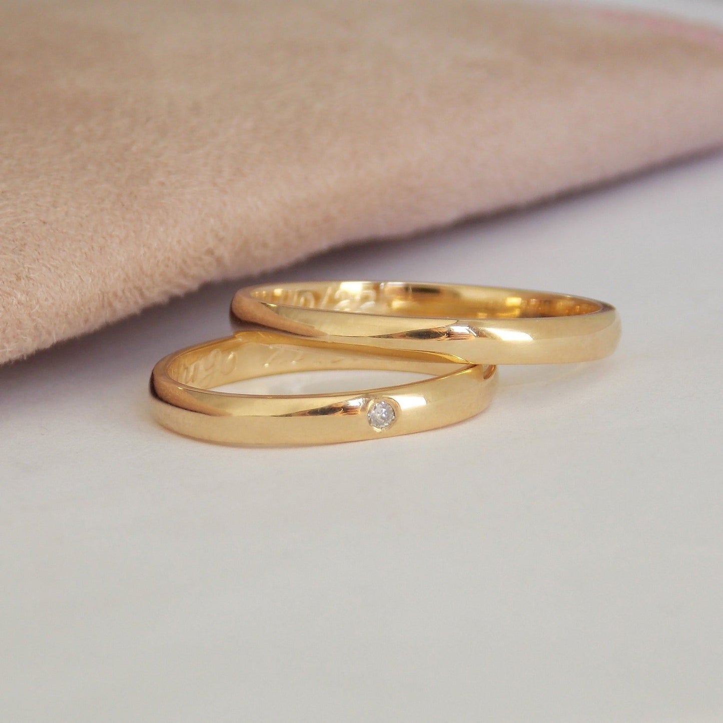 Alianças de Casamento Meia Cana com Diamante Ouro 18k