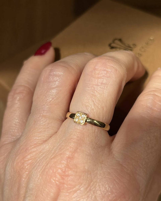 Anel de Ouro 18k Quadrado no dedo médio feminino