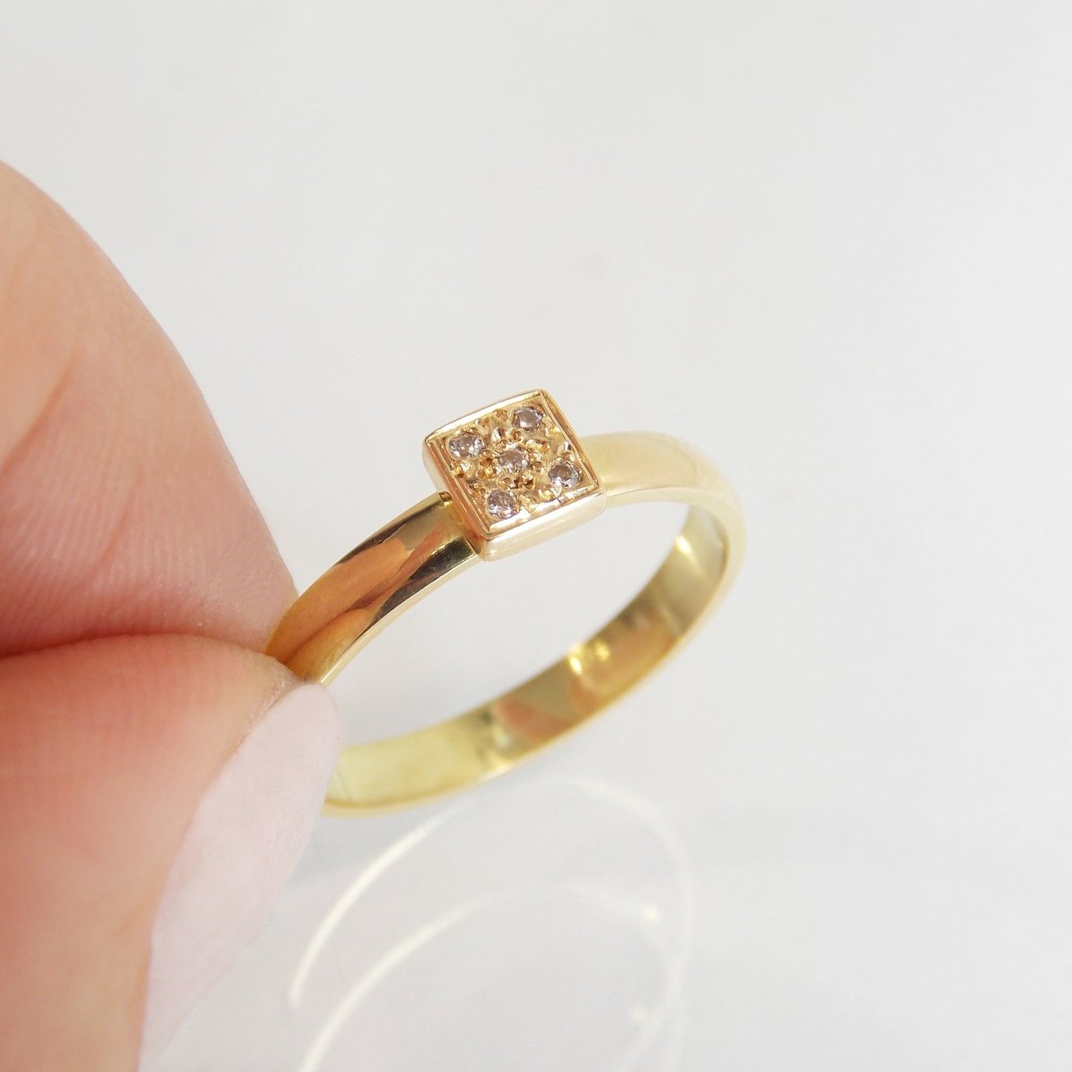 Anel de Ouro 18k Quadrado segurando na mão