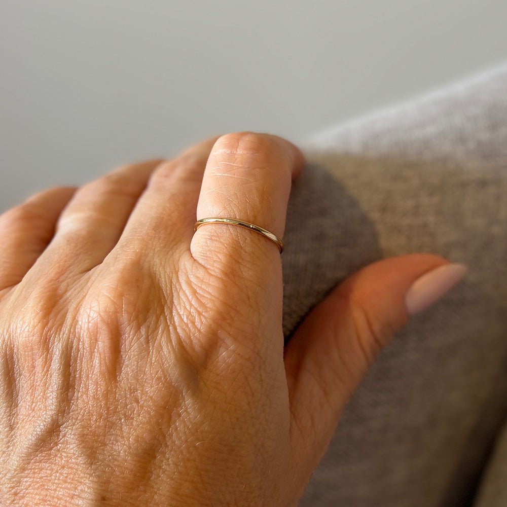 Anel de Ouro 18k Fio em uso dedo feminino