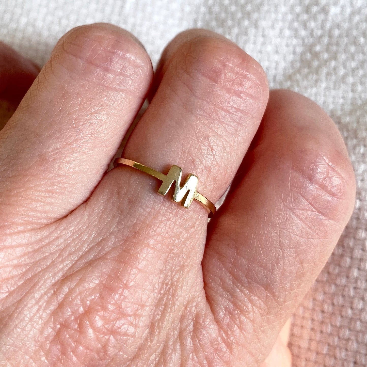 Anel de Ouro 18k Letra no dedo