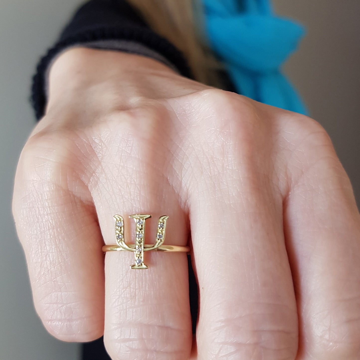 Anel de Formatura Psicologia Ouro 18k com Brilhantes no dedo