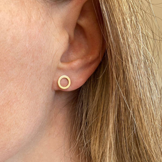 Brinco Circulo Vazado Ouro 18k na orelha