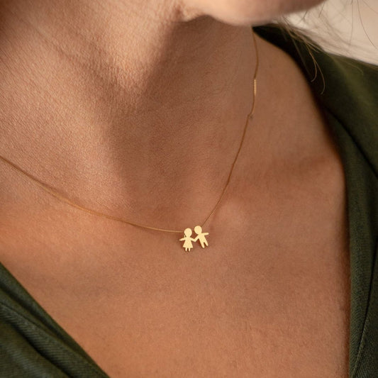 Colar Casal de Mãozinha Inclinado Ouro 18k em uso