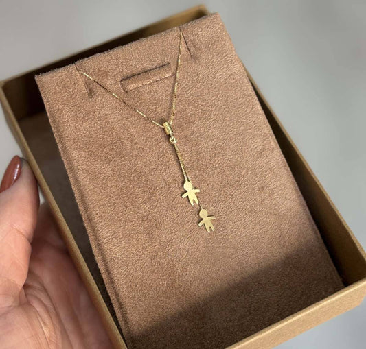 Colar familia casal filhos ouro 18k pendurados na embalagem