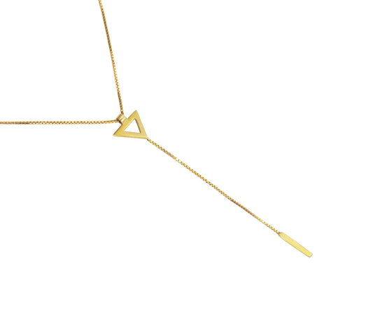 Colar Gravatinha Triângulo Ouro 18k em fundo branco