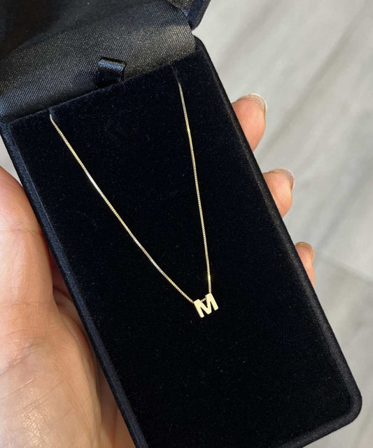 Colar Letra Central Ouro 18k no estojo