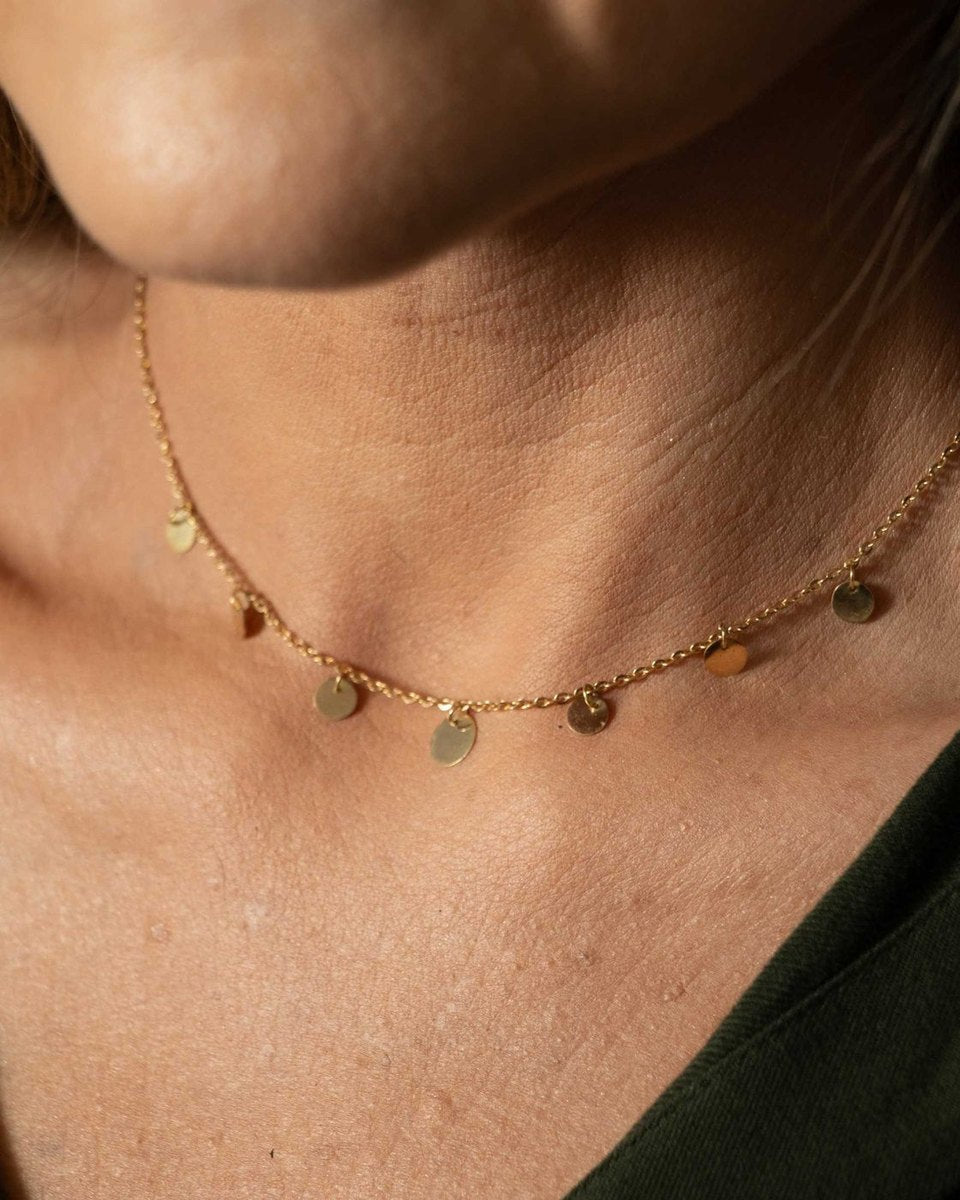 Colar ouro 18k corrente bailarina e medalhas no colo feminino