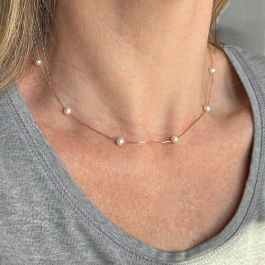 Mulher usando Colar Pérolas 4mm Ouro 18k