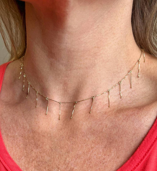 Mulher de 44 anos com blusa vermelha usando o Colar Pingentes Correntes Ouro 18k