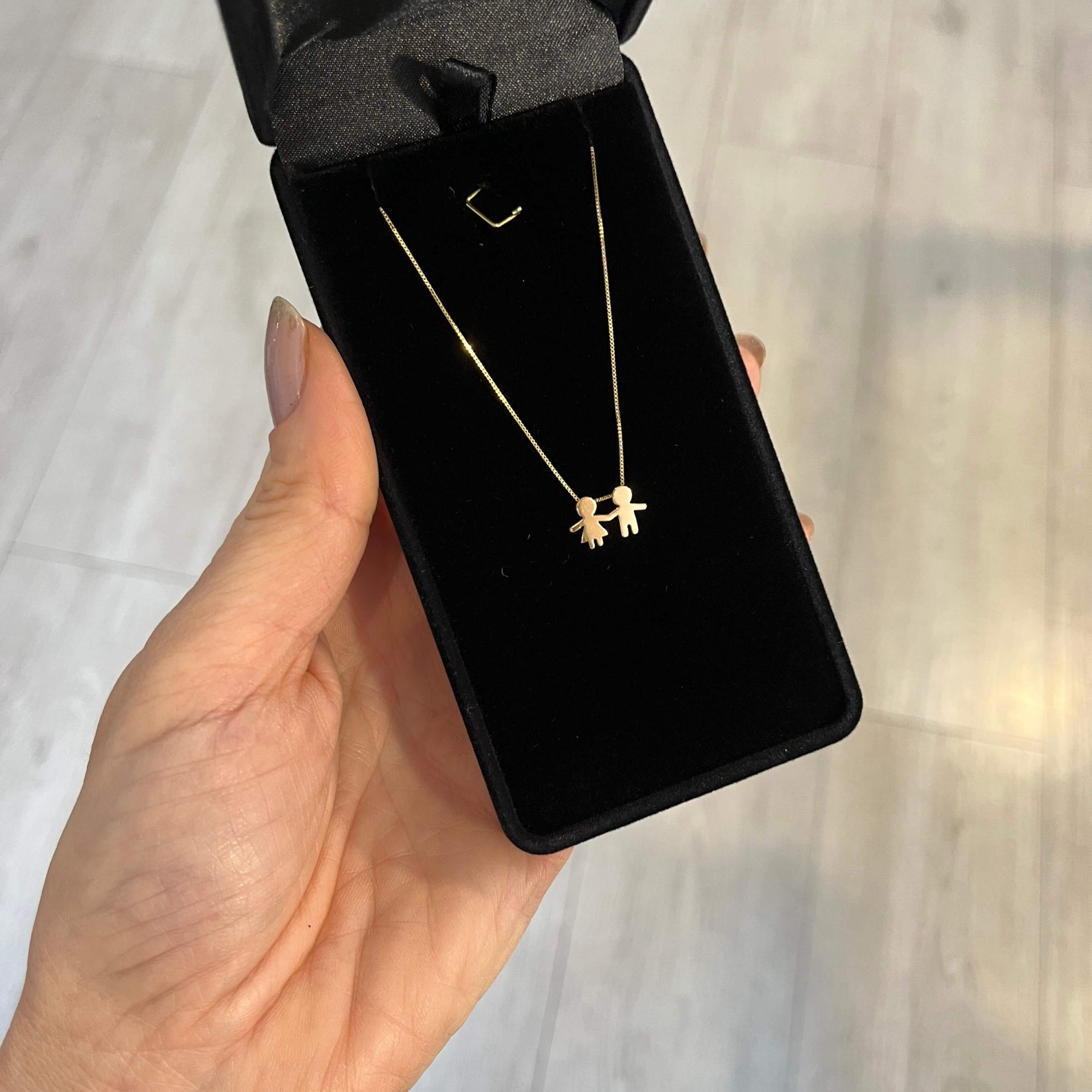 Colar Casal de filhos de Mãozinha em Ouro 18k no estojo de joia