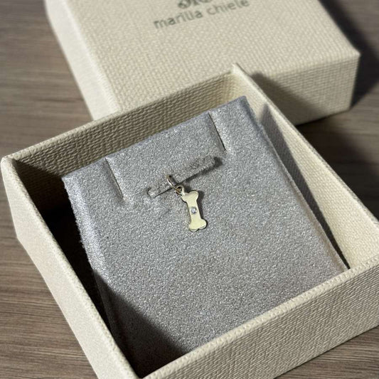 Pingente ossinho com diamante em Ouro 18k na embalagem de joia marilia chiele