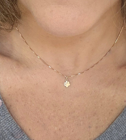 Close na Mulher usando Colar Patinha preenchida ouro 18k