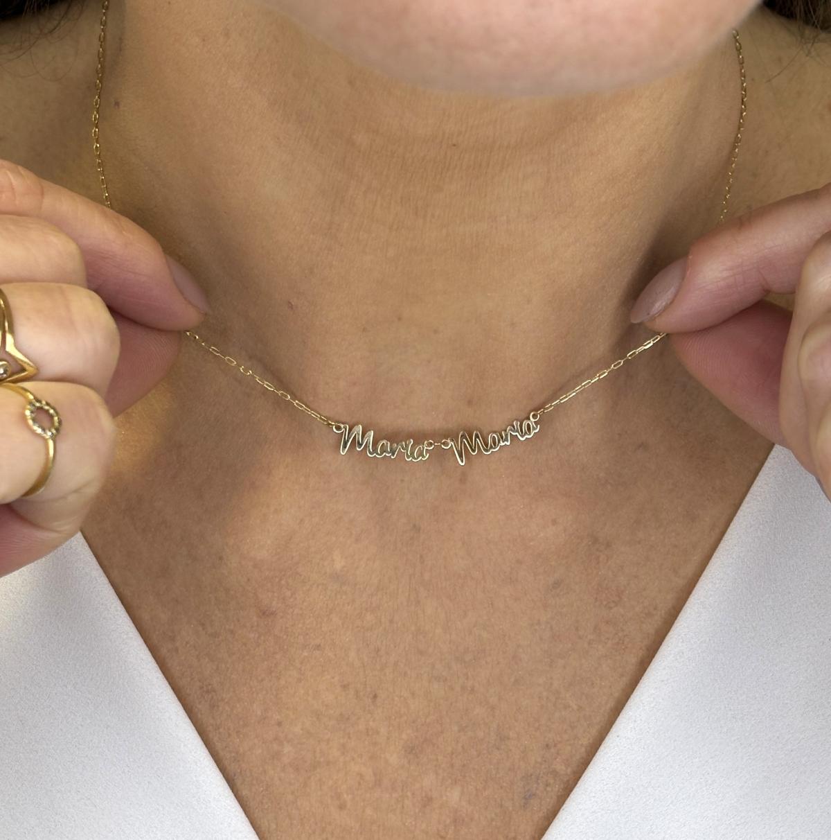 Mulher segurando no pescoço um colar de ouro 18k corrente cartier com nome composto personalizado Maria Maria da Marilia Chiele Joias