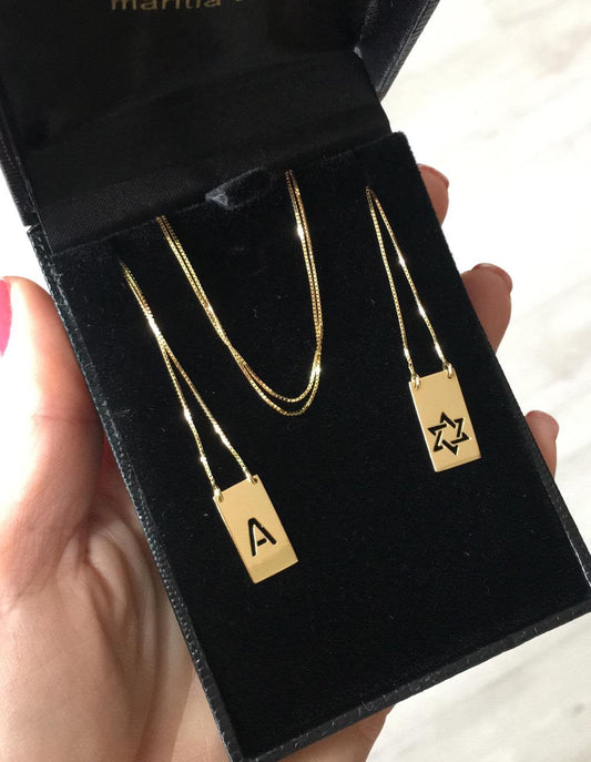 Escapulário Estrela de Davi e Letra A Ouro 18k em estojo de joia preto marilia chiele joias