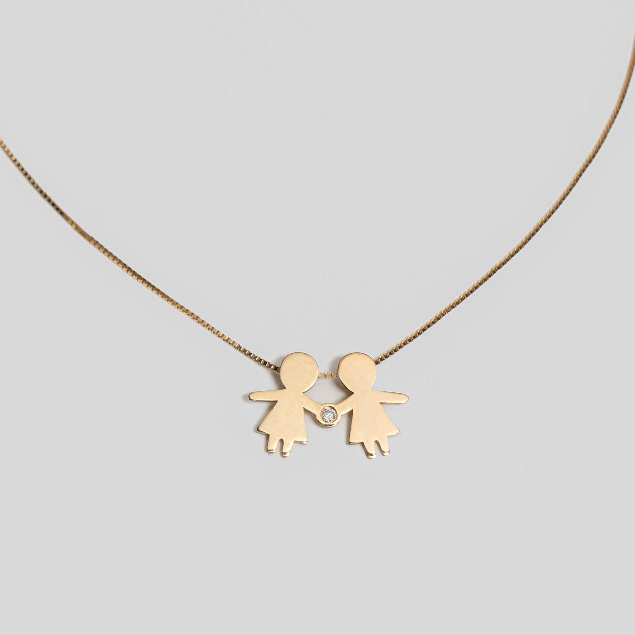 Colar Casal de Mãozinha 1cm Inclinado Diamante Ouro 18k em fundo branco