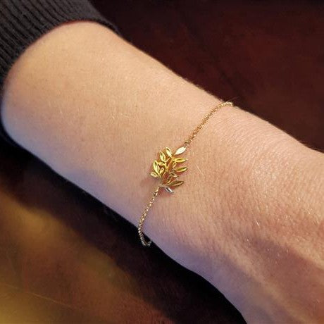 Pulseira de Ouro 18k Arruda no braço