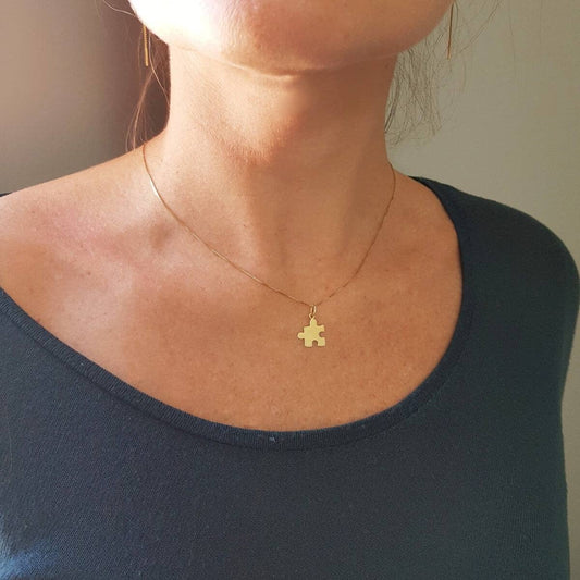 Pingente Autismo Ouro 18k em uso