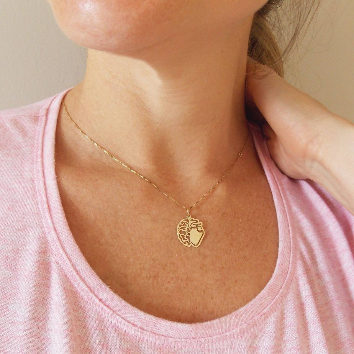 Mulher usando colar e Pingente Coração e Cérebro Ouro 18k