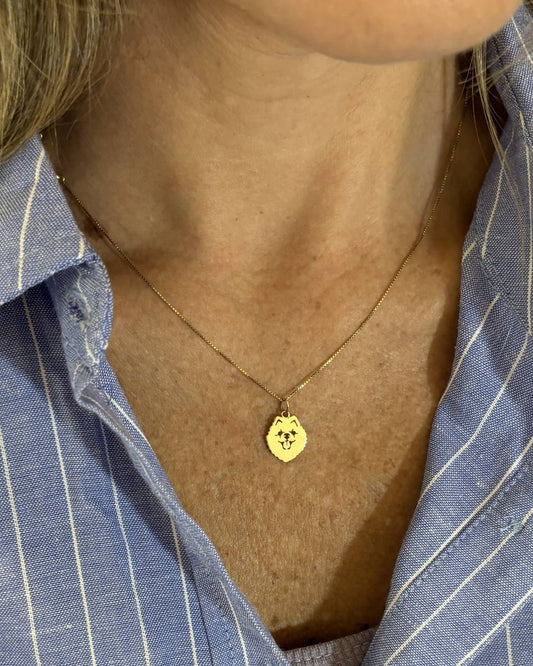 pingente pet lulu da pomerania em ouro 18k no colo feminino