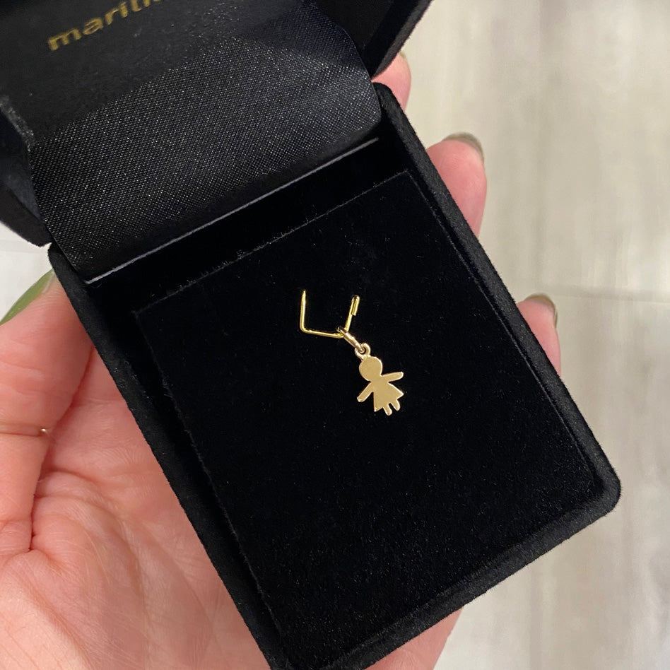 Pingente Menina 8mm Ouro 18k em estojo de joia premium preto
