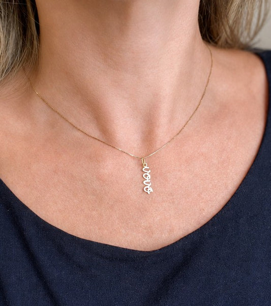 Mulher usando colar de corrente veneziana com Pingente Palavra Vovó Ouro 18k