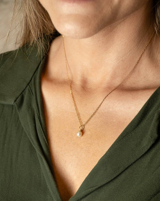 pingente perola ouro 18k em uso