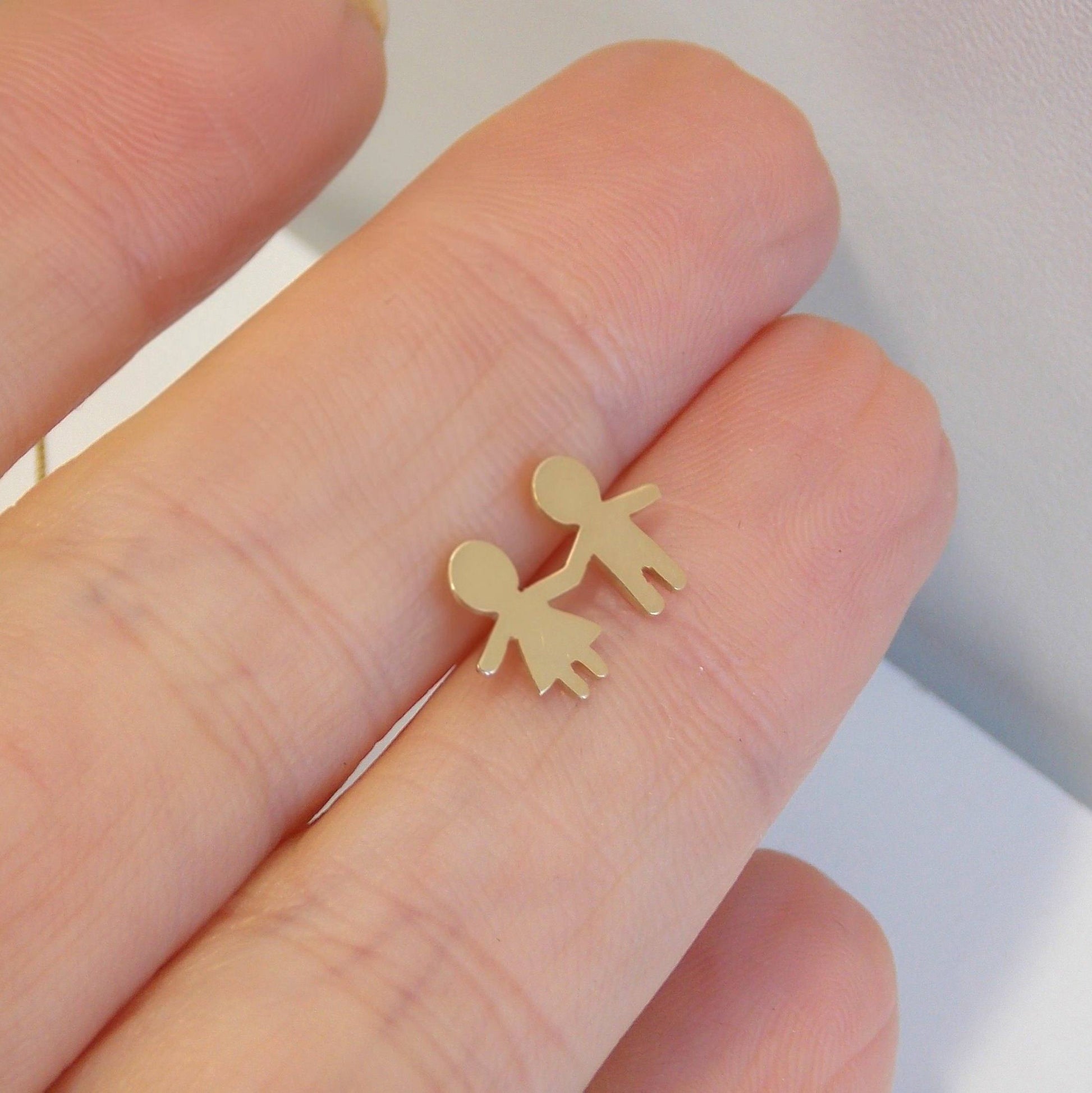 pingente filhos casal de mãozinha ouro 18k na mão