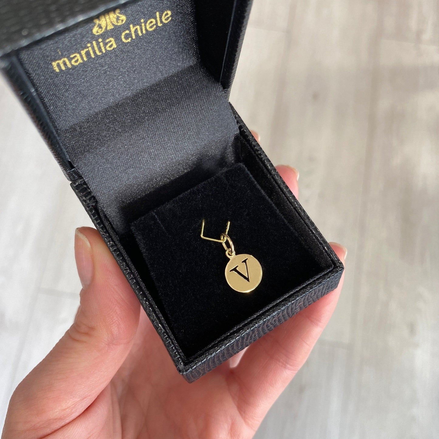 Pingente Medalha Letra Ouro 18k
