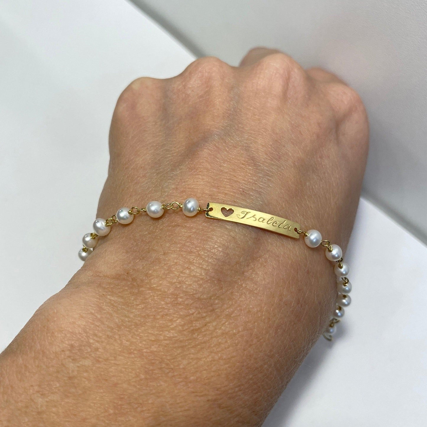 Pulseira de Ouro Bebe Melindrosa Pérolas no pulso