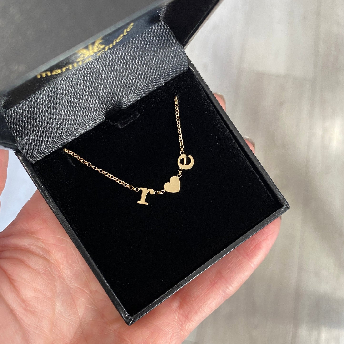 Pulseira de Ouro 18k Letras e Coração no estojo de joia