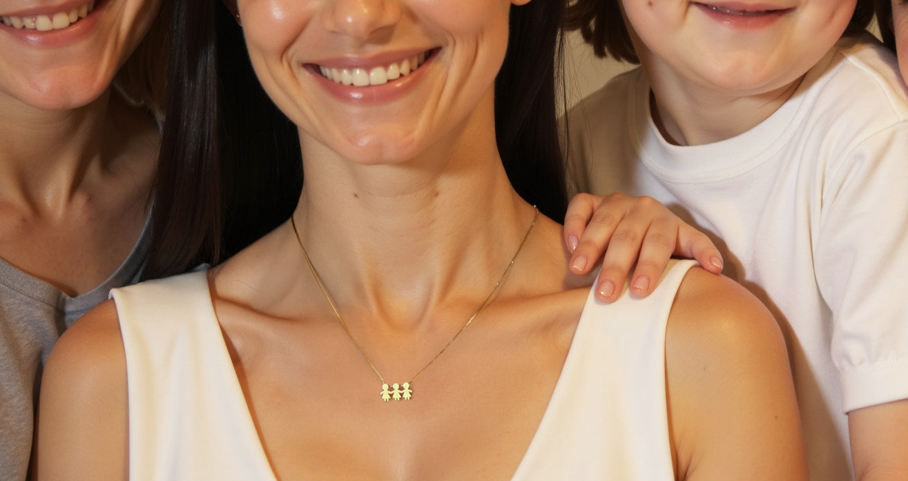 Uma mãe com seu colar de família de 3 meninas da Marilia Chiele Joias.