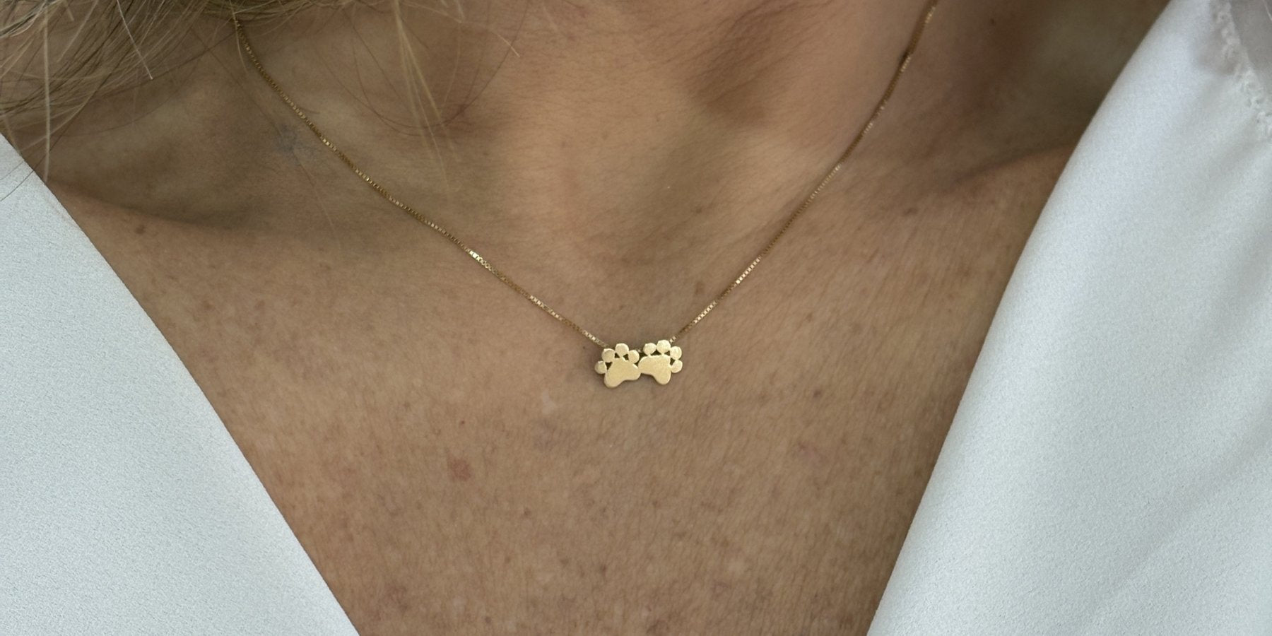 Colar duas Patinha Ouro 18k no colo feminino