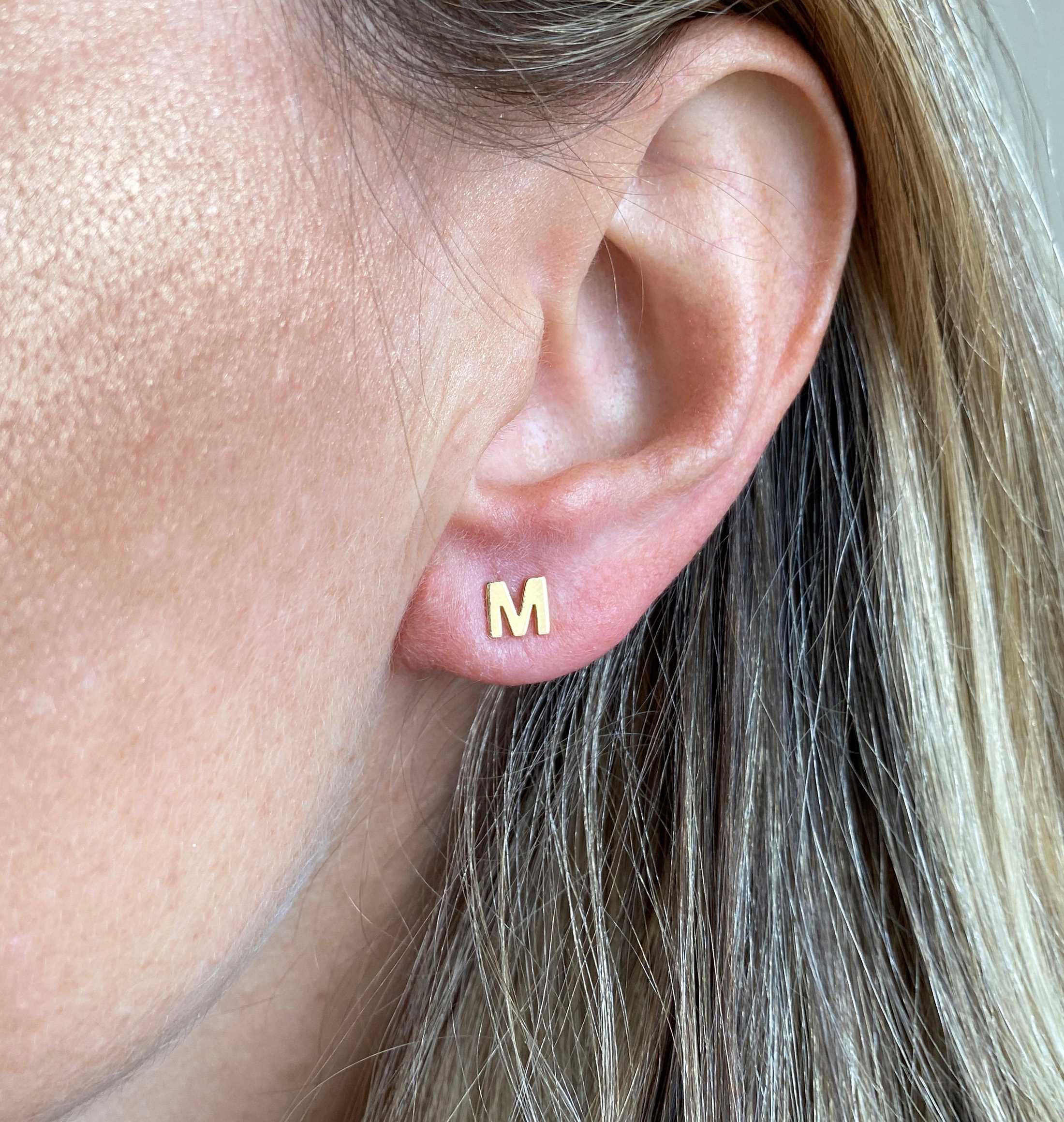 Brinco de Letra em Ouro 18k