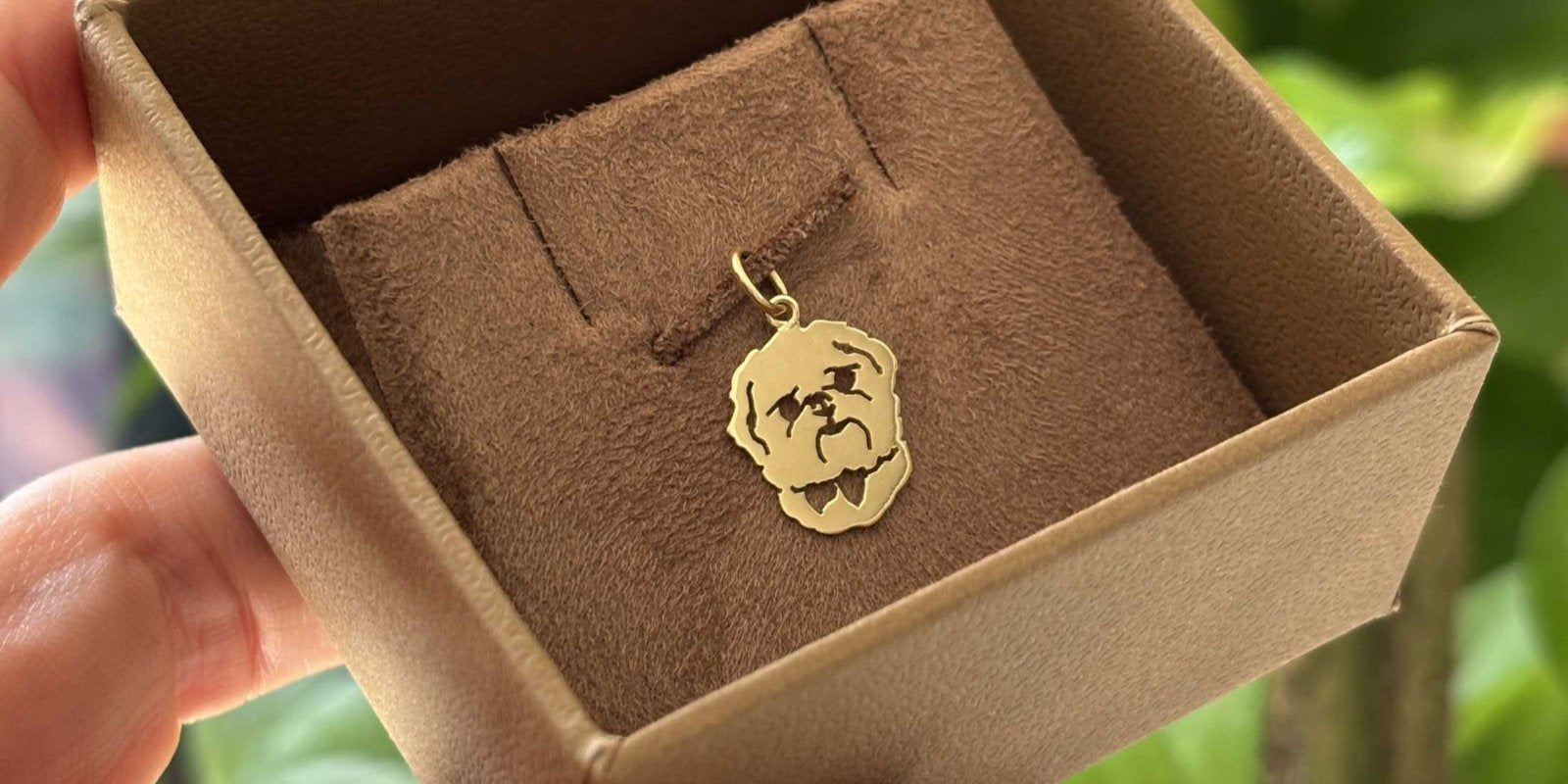 Pingente Shih Tzu Ouro 18k na mão