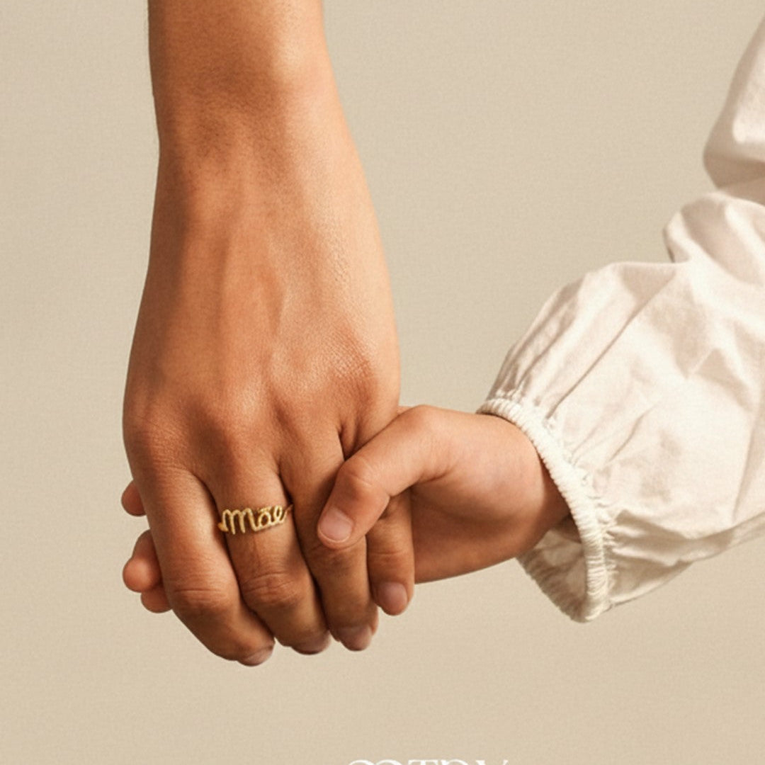 anel mãe em ouro 18k segurando mão do filho