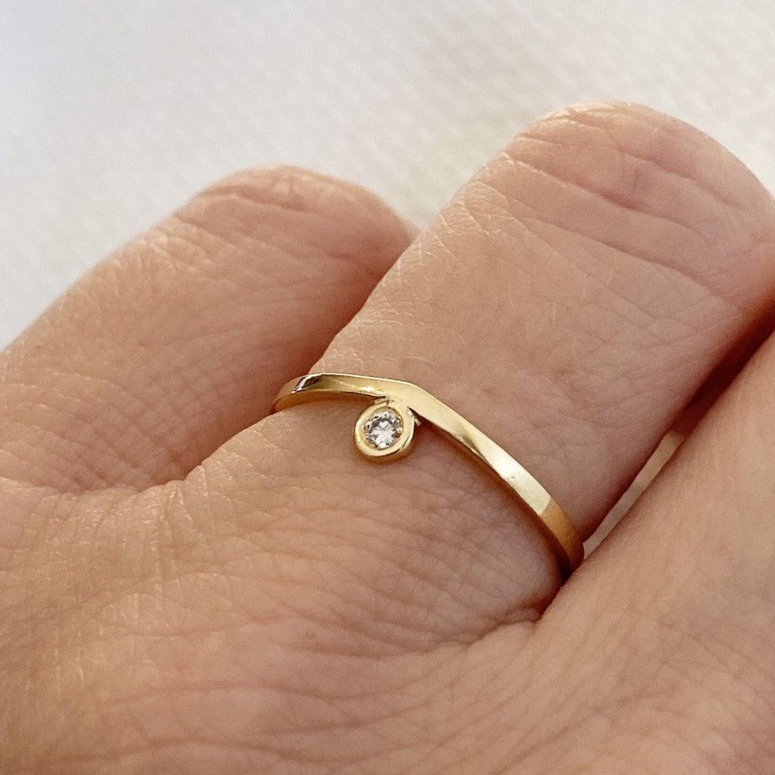 Anel de Ouro 18k Chevron Diamante no dedo anelar