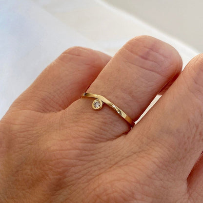 Anel de Ouro 18k Chevron Diamante no dedo