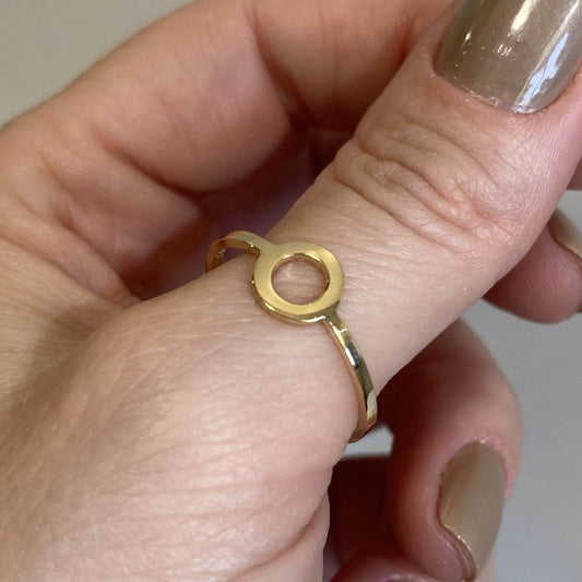 Anel de Ouro 18k Círculo no dedo