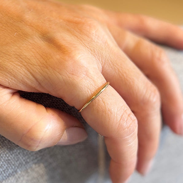 Anel de Ouro 18k Fio no dedo indicador