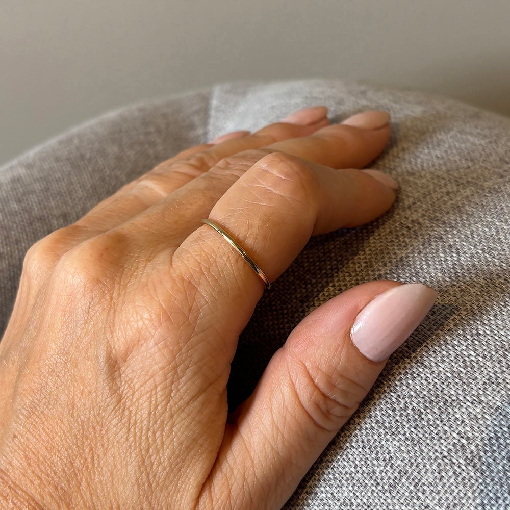 Anel de Ouro 18k Fio no dedo