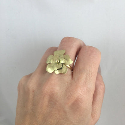 Anel de Ouro 18k Flor no dedo medio