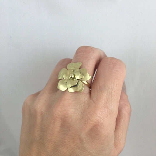 Anel de Ouro 18k Flor no dedo medio