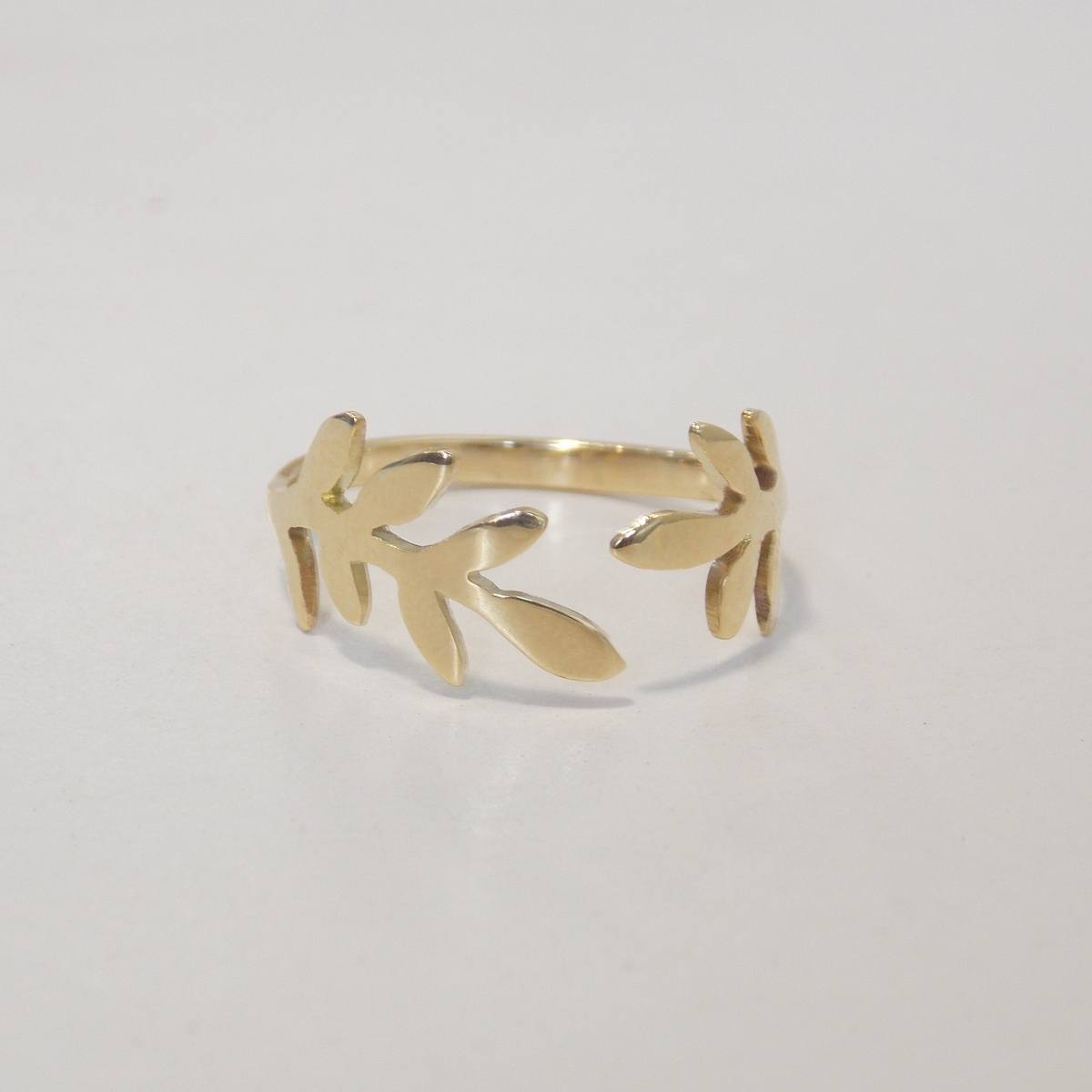 Anel de Ouro 18k Folhas em fundo branco