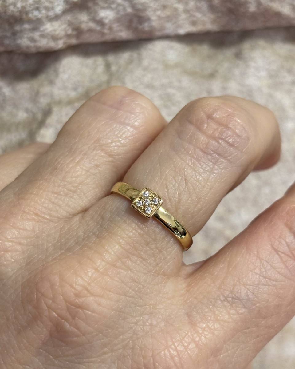 Anel de Ouro 18k Quadrado no dedo