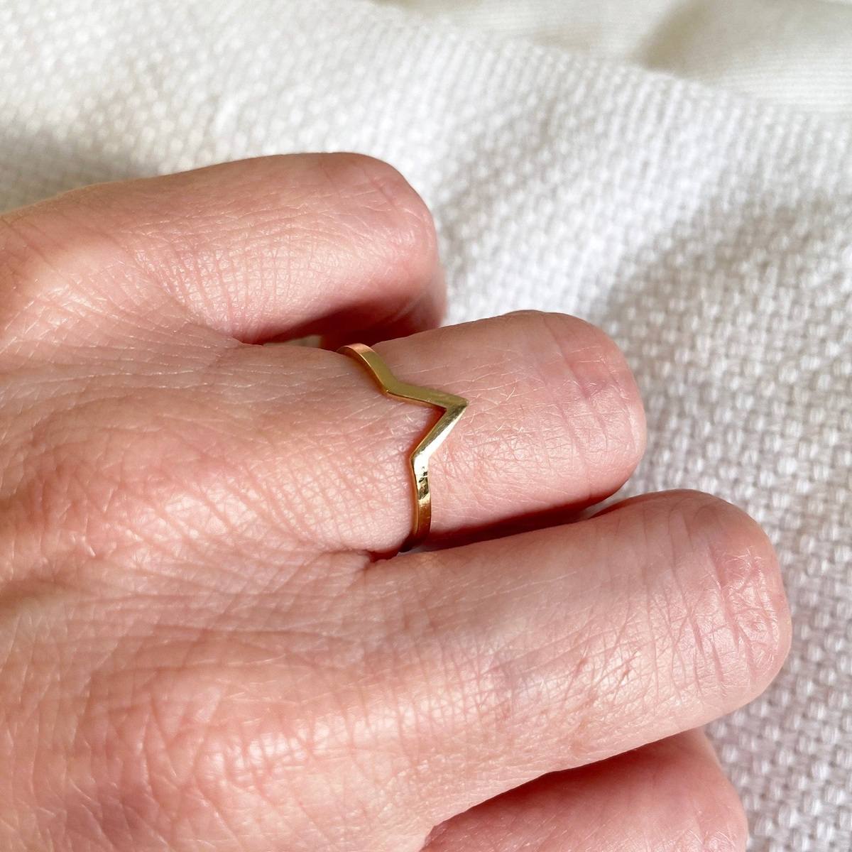 Anel de Ouro 18k V no dedo anelar