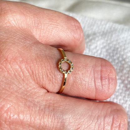 Anel de Ouro 18k Círculo Diamantes no dedo