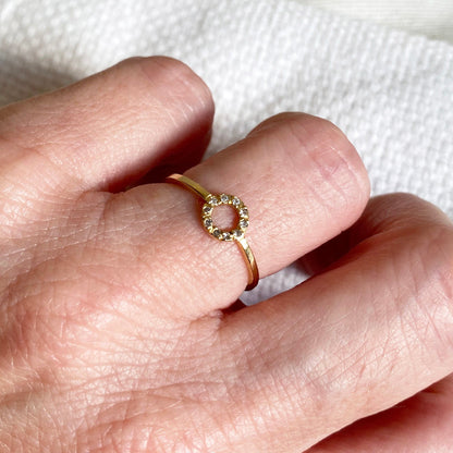Anel de Ouro 18k Círculo Diamantes no dedo anelar