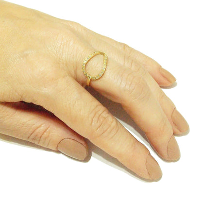 Anel de Ouro 18k Curva com Brilhantes no dedo médio