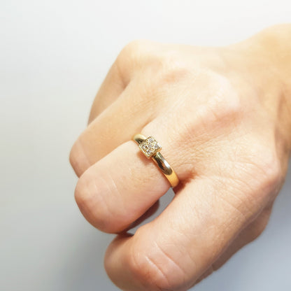 Anel de Ouro 18k Quadrado no dedo